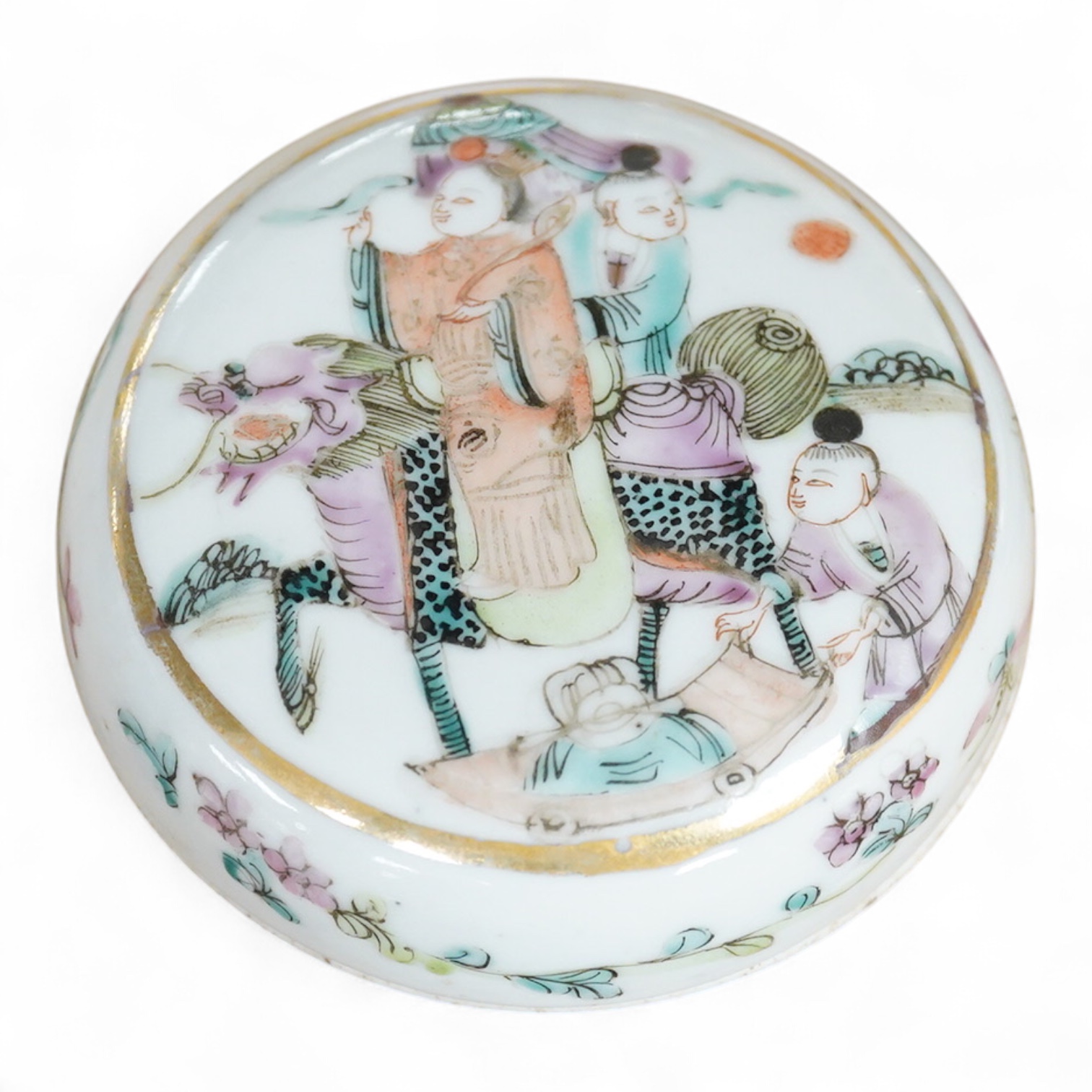 A Chinese famille rose circular box, late 19th century, 9cm diameter